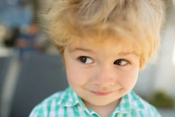 Fotka rozkošného mladého šťastného chlapce. Portrét roztomilým šťastně usmívajícího se chlapce v dobré náladě, bezstarostného dětství. Portrét dítěte zblízka. Legrační chlapeček. 4 roky staré. — Stock fotografie