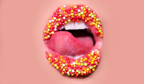 Open mond met rode vrouwelijke lippen en tong. Vrouw snoep pictogram geïsoleerd op roze huid achtergrond. Gezichtsuitdrukking concept. Sexy kus close-up. Candy Dream. — Stockfoto