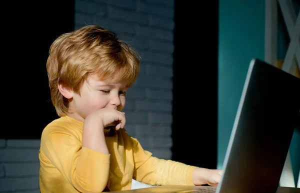 Boldog fiú ül-val laptop számítógép. Csevegés, levelezés. Online kommunikáció. Virtuális barátok. Internetes kommunikáció. Személyes csevegés. Gyermekek az interneten. Kiberbiztonság. — Stock Fotó