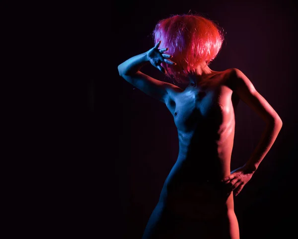 Fashion art photo of sexy nude stripper in the night-club. Perfect female body with oil skin. Young girl with pink hair. Naked breast dance. — Stock Photo, Image