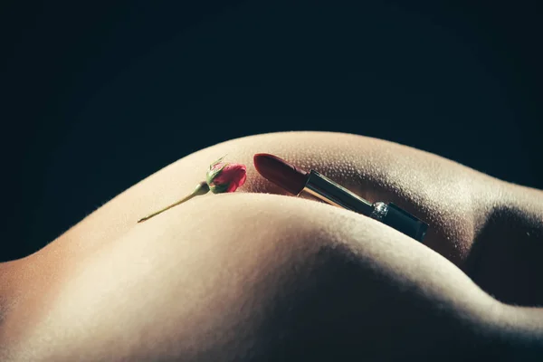 直腸生理学産後痔女性のお尻と美しいもの、唇とバラ。親密な衛生. — ストック写真