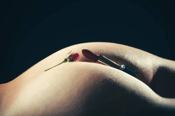 Proctologie. Postpartum aambeien. Vrouwelijke billen en schoonheid dingen, lipsctick en Rose. Intieme hygiëne. — Stockfoto