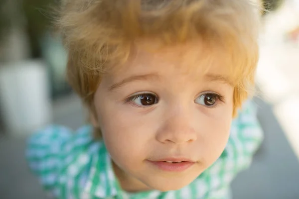 Los niños miran de cerca. Retrato infantil. Cara de niño. Qué gracioso bebé. Hermosa cara concepto niños . —  Fotos de Stock