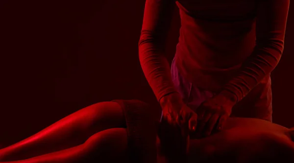 Nahaufnahme Masseur. sexy Massage, Männerhände, Massagemädchen, nackte Frau lag in Dessous im Bett. Liebespaar. — Stockfoto