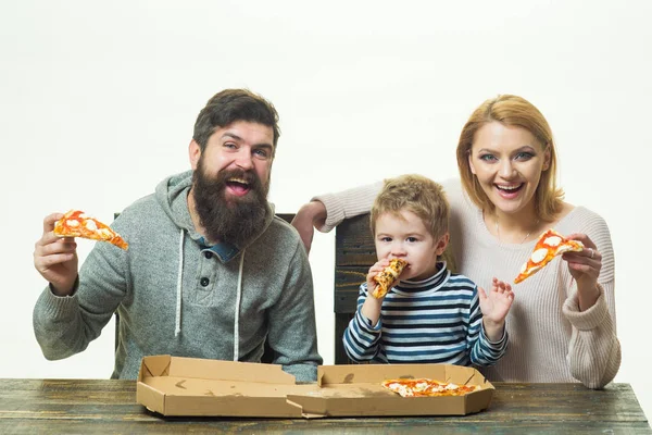 Піца сімейства. Мати, батько і дитина, маленький син з батьками їдять піцу. Сімейна вечеря з мамою та татом. Італійська партія. — стокове фото