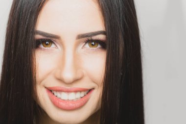 Kız yakından bak. Kadın güzellik deri. Gülümseyen esmer. Kadın portresi.