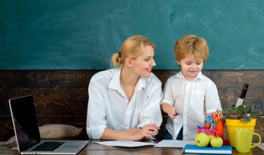 Bir okulda sınıfta profesör ve okul öğrencisi. Eğitim iş için atölye teknoloji iletişim. Özel eğitim. Özel okul.