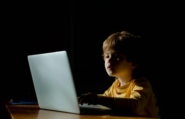 Közelkép portré Prodigy Kid hacker programozó az adatközpontban tele monitorképernyővel. Gyermekek digitális eszközök használatával. A fiú egy laptoppal. Hacker. Éjszakai szörfölés az interneten. — Stock Fotó