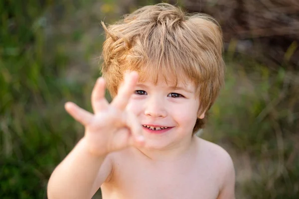 Ok gesto. Concepto de niños felices. Retrato de un niño rubio joven feliz mostrando buen gesto . —  Fotos de Stock