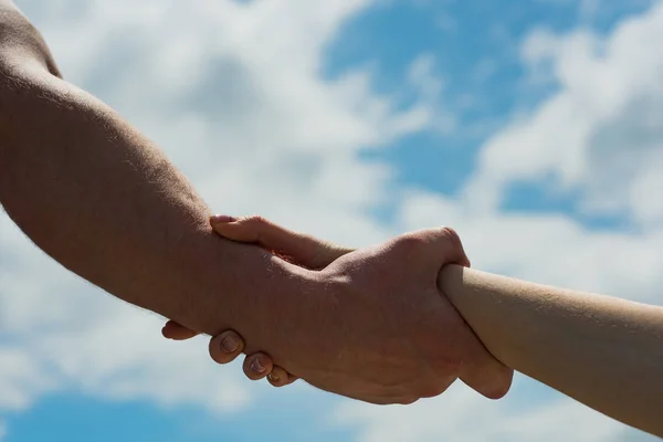 Destek. Yardım. Dostluk. Erkek ve kadın eli. Birlikte kavram. Kendi kendine yardım. Eller gökyüzü arka planında. İnsanlar ve işbirliği. Aile. Aile desteği. — Stok fotoğraf