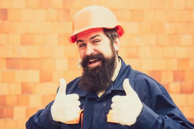 Şantiyede mühendis. Mutlu bir işadamı inşaatçı. Oluşturucu başparmak yukarı. Başarı. Başarılı inşaat işi.