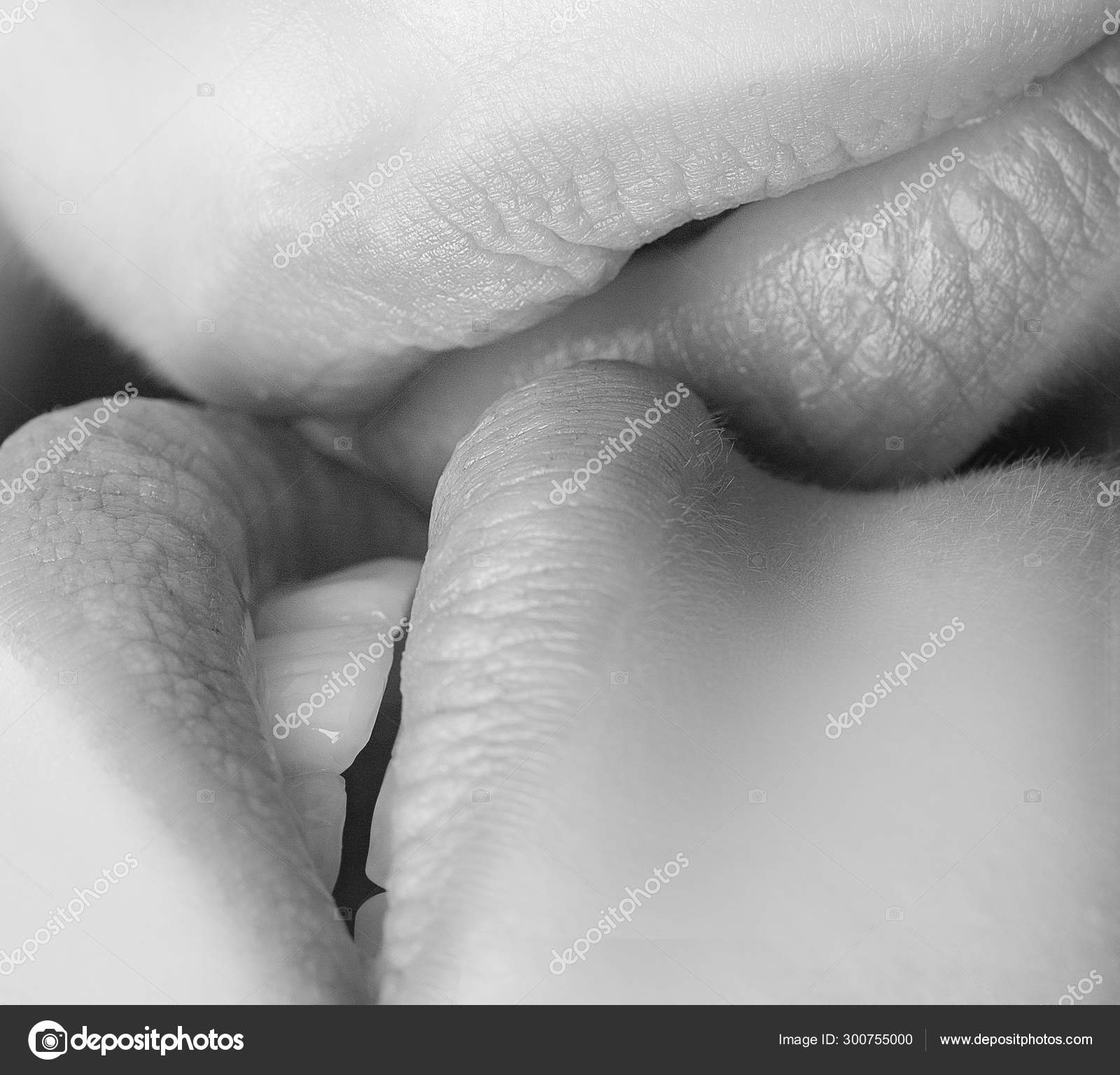 Lesbians Wet Tongue Kissing