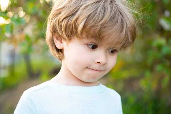 Un niño emocional. Cara graciosa. Chico tímido. Lindo chico con expresión facial divertida . — Foto de Stock