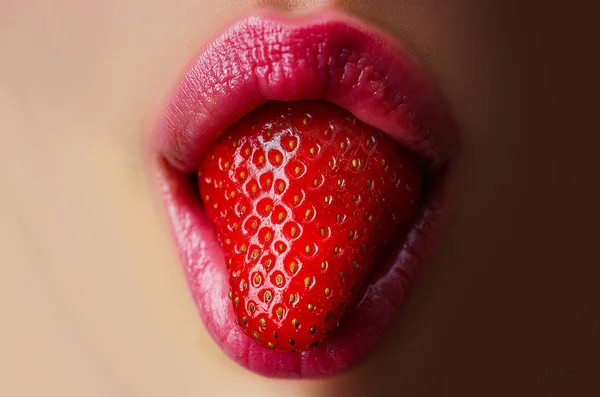 Sexy woman eating strawberry. Sensual red lips. Red lipstick. Desire. Sexy lips with strawberry. Natural cosmetic. Clean skin. — Stock Photo, Image