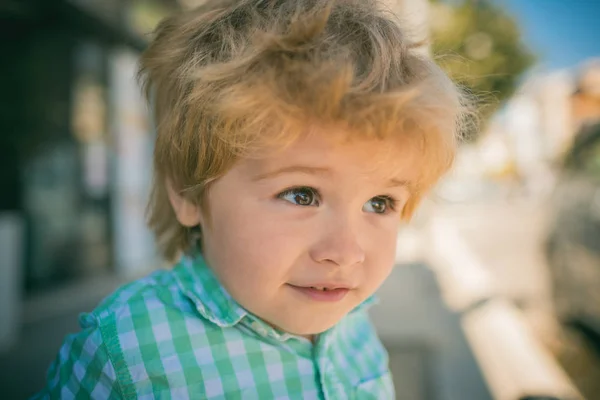 Che bel ragazzo. Bambino nella sity. Ritratto volto bambini . — Foto Stock