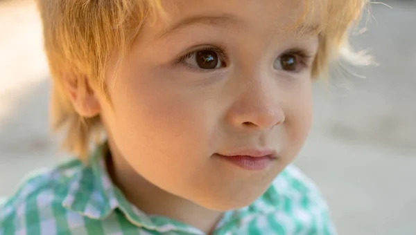 Cierre el retrato. Un niño humano. Una persona linda. Ojos de niños grandes. Hermosa cara de niño . —  Fotos de Stock