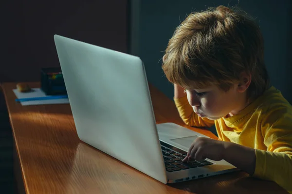 Genius boy wonder csapkod a rendszer a virtuális térben. Aranyos gyerek fiatal programozó dolgozik. Gyerek laptop. Technológiák, az iskoláskor előtti oktatás. — Stock Fotó