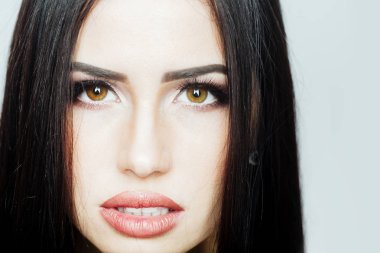 Güzel kız. Portre. Esmer gözlü. Yakından yüzleşin. Yüz hatları.