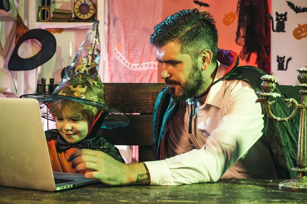 Οικογένεια στο διαδίκτυο. Το αγόρι μιλάει. Ο πατέρας και ο Υιός επιλέγουν αντικείμενα online. Ψώνια για Απόκριες Κόμμα. — Φωτογραφία Αρχείου
