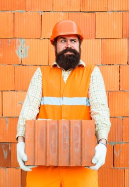 Komik inşaatçı. Sıkı çalışma. El işi. Arkaya yükle. Giyilen yerçekimi. İnşaatçılar için inşaat ve güvensiz çalışma.