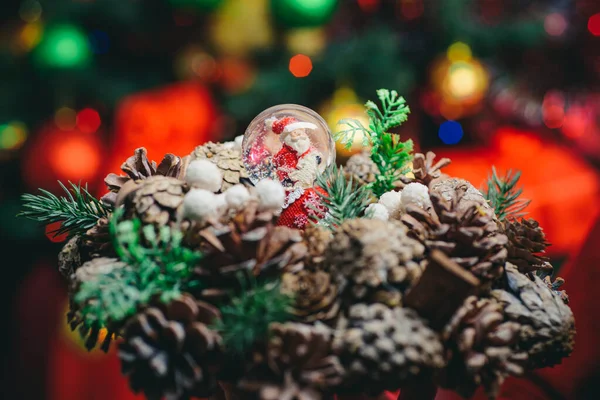 Karácsonyi koszorú bójákkal és Mikulás játékkal. Üdvözlőlap karácsonyra. Téli háttér és nyaralás. — Stock Fotó
