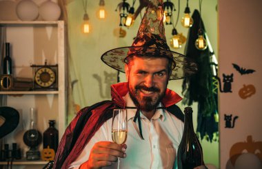 Mutlu Cadılar Bayramı karakterleri. Adam bir kadeh tutuyor ve Cadılar Bayramı 'nı kutluyor. Sakallı hoş bir adam. Tatil Konsepti.