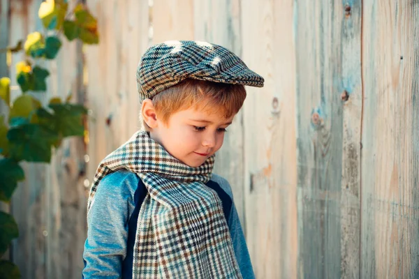 Μικρό αγόρι σε ξύλινο φόντο τοίχου. Ταπεινό ντροπαλό παιδί. Μελαγχολία. Ειδύλλιο Μελαγχολική διάθεση. — Φωτογραφία Αρχείου