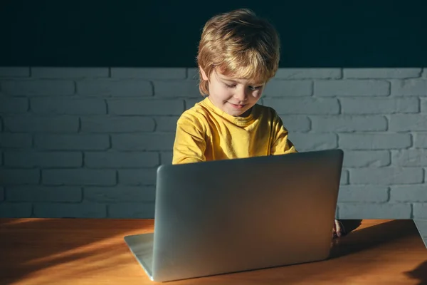 Happy fiú információt keres az interneten. Online internet biztonsági koncepció, cenzúrázva csak felnőtt. Kis súlyos és magányos gyermek néz tabletta laptop. — Stock Fotó