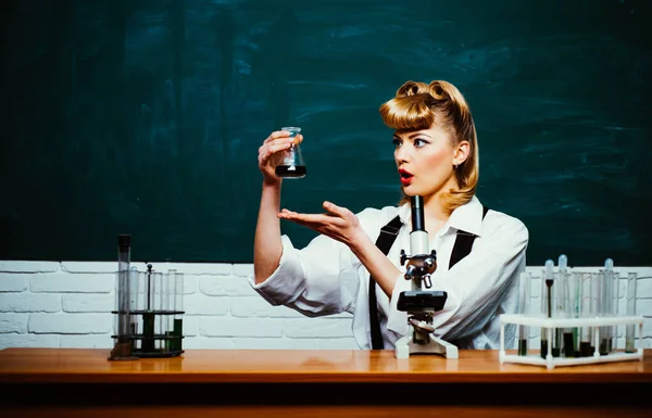 Fiatal tudós dolgozik a modern biológiai laborban. Ismerje meg a tudományt egy természetes osztályteremben. Nő kémcsövekkel. Környezetkímélő kutatás. — Stock Fotó