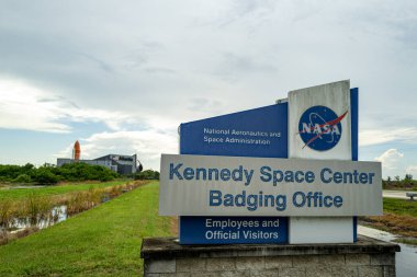 Cape Canaveral, Florida, ABD - 27 Mayıs 2020: Kennedy Uzay Merkezi Rozet Bürosu tabelası. NASA bina konsepti. SpaceX görev günü.