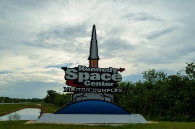 Cape Canaveral, Florida, ABD - 27 Mayıs 2020: Sıcak bir sabahta Kennedy Uzay Merkezi Ziyaretçi Kompleksi 'ne büyük bir işaret geldi. SpaceX Astronotları Uzaya Fırlatma.