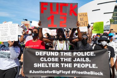 Miami Downtown, FL, ABD - 31 Mayıs 2020: protestocular Miami şehir merkezinde toplandı. George Floyd için protestolar. Polis tabelasını iptal et. Siyahlar için adalet gereksinimleri.