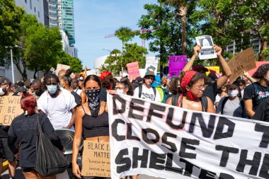 Miami Downtown, FL, ABD - 31 Mayıs 2020: İnsan hakları için bir gösteride beyaz ve siyah insan kalabalığı. Siyah hayatlar önemlidir..