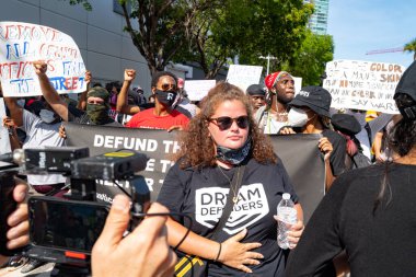 Miami Downtown, FL, ABD - 31 Mayıs 2020: Beyaz kadın siyahların haklarını protesto ediyor. Amerika genelinde şiddetli zulüm karşıtı protestolar.