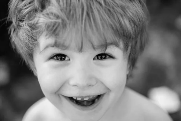 Feliz retrato de bebé. Niño retrato en blanco y negro . — Foto de Stock