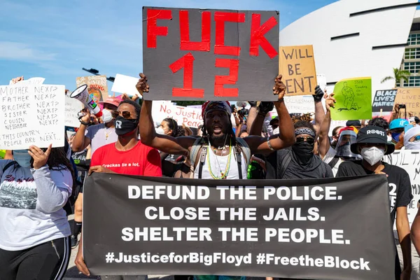 Miami Downtown, FL, ΗΠΑ - 31 Μαΐου 2020: Διαδηλωτές συγκεντρώνονται στο κέντρο του Μαϊάμι. Διαδηλώσεις για τον Τζορτζ Φλόιντ. Αφομοίωσε την πινακίδα της αστυνομίας. Απαιτήσεις δικαιοσύνης για τους μαύρους. — Φωτογραφία Αρχείου