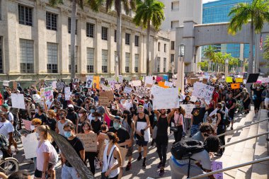 Miami Downtown, FL, ABD - 31 Mayıs 2020: Miami 'de toplu protesto. Yollar kapalı ve sokağa çıkma yasağı var mı? İnsan hakları.