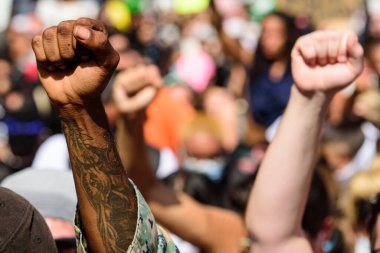 Miami Downtown, FL, ABD - 31 Mayıs 2020: Amerika 'da ırkçılığa karşı bir protesto sırasında beyaz ve siyahların elleri.