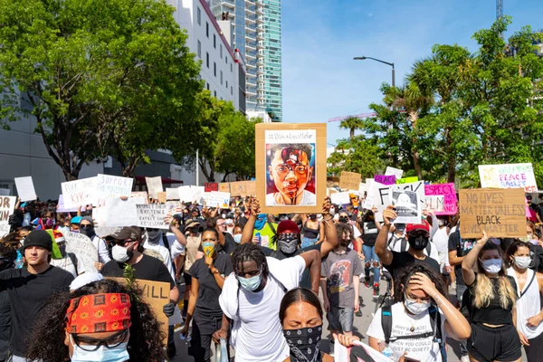 Miami Downtown, FL, EUA - 31 de maio de 2020: Black vive cartaz de matéria em protesto contra a crueldade contra os negros. George Floyd, um homem afro-americano que morreu em 25 de maio de 2020 de policial . — Fotografia de Stock