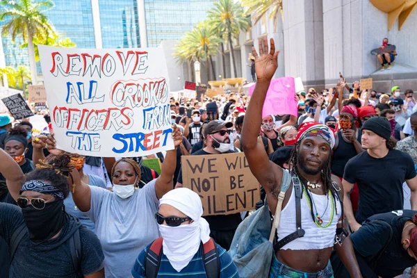 Miami Downtown, FL, Estados Unidos - 31 de mayo de 2020: Las ciudades estadounidenses temen más destrucción a medida que los manifestantes se enfurecen contra la brutalidad policial. Violentas protestas el domingo por la muerte de George Floyd bajo custodia policial . —  Fotos de Stock