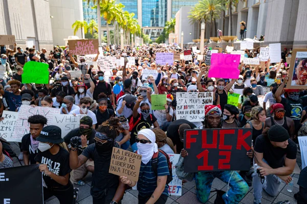 Miami Downtown, FL, USA - 31 MAI 2020 : Manifestations de masse aux USA en 2020. Manifestations éclair autour des États-Unis sur Minneapolis tuer . — Photo