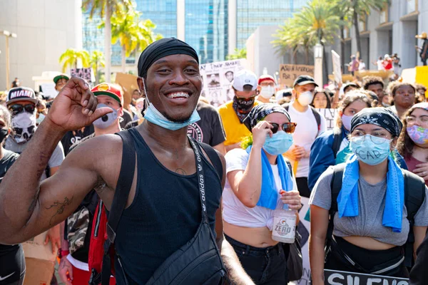 Miami Downtown, FL, USA - MAJ 31, 2020: Svarta män och vita kvinnor protesterar mot mord i Minneapolis. Människor kämpar för sina rättigheter. — Stockfoto