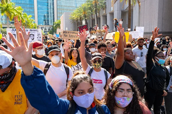 Майами Даунтаун, штат Флорида, США - 31 января 2020 года: Miami Protects. Я не могу дышать кампанией. Протестующие вышли на улицы в городах США . — стоковое фото