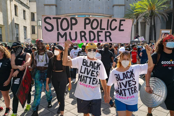 Miami Downtown, FL, USA - 31.května 2020: Bílý pár na protest. Poster Stop policejní vraždě. Code Pink, ženy za mír. — Stock fotografie