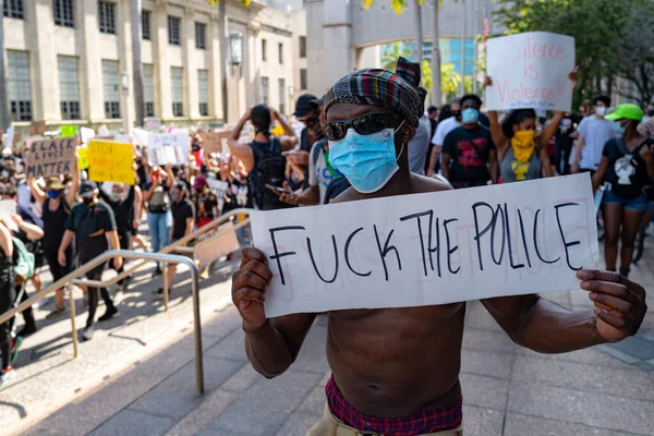 Miami Downtown, FL, USA - MAJ 31, 2020: Svarta aktivister protesterar mot polisaktioner i Minneapolis. — Stockfoto