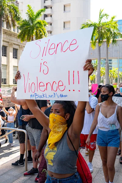 Miami Downtown, FL, USA - May 31, 2020: Silence is Violence poszter. A fekete élet számít. Erőszak ellen tiltakozó nő. — Stock Fotó