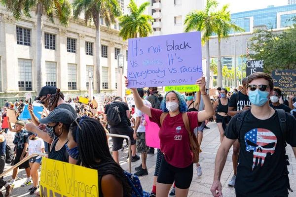Miami Downtown, FL, Estados Unidos - 31 de mayo de 2020: Una niña en protesta con un cartel: No es negro contra blanco, es todo el mundo contra el racismo . —  Fotos de Stock
