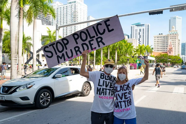 2020年5月31日-アメリカ、フロリダ州マイアミダウンタウンにて警察殺害を停止。コードピンク平和活動家のための女性。二人の白人高齢者はパンデミックの最中に人種差別に抗議している。. — ストック写真
