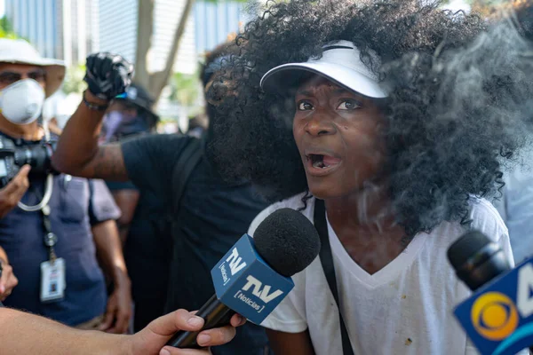 Miami Downtown, FL, ΗΠΑ - 31 Μαΐου 2020: Ακτιβιστική μαύρη γυναίκα σχολιάζει για τη διαμαρτυρία των ΜΜΕ κατά της βίας. Οι ταραχές εξαπλώνονται σε πόλεις σε όλη τη χώρα. — Φωτογραφία Αρχείου