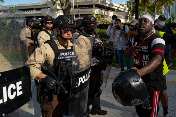 Miami Downtown, FL, Estados Unidos - 31 de mayo de 2020: El conflicto entre la policía estadounidense y los negros durante las protestas masivas en Estados Unidos . — Foto de Stock